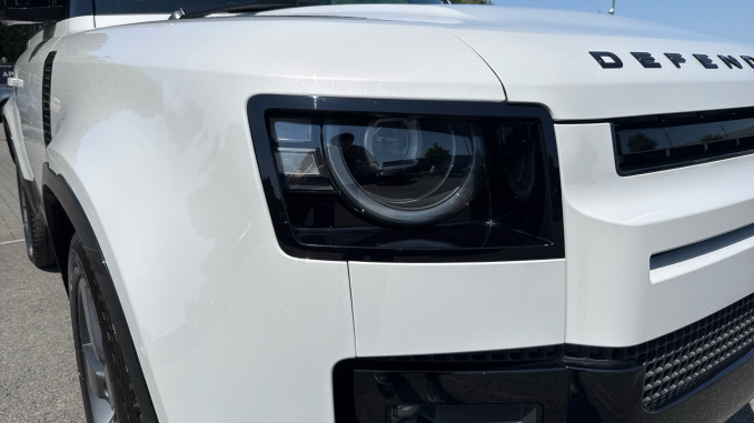 Land Rover Defender 3.0 D250 X-Dynamic SE 90 3dr Auto Diesel Estate - Image 17